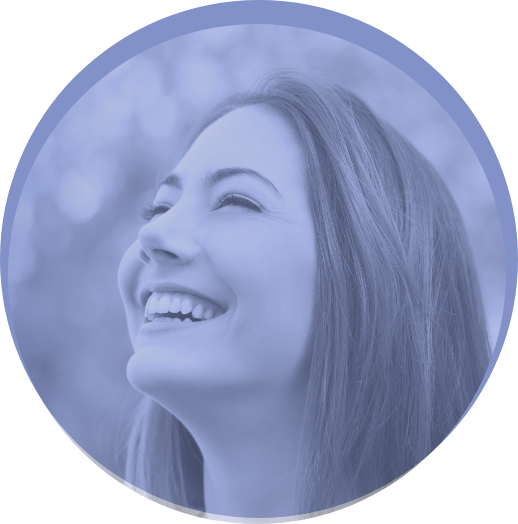 Immagine di una donna sorridente, utilizzata per rappresentare l'area specialistica "Woman Health" di Eurofins Genoma, azienda specializzata in test genetici e diagnostica molecolare.