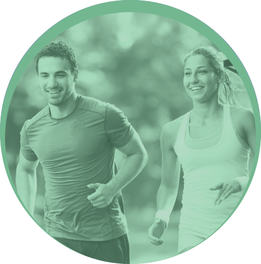 Immagine di due persone che corrono all'aperto, utilizzata per rappresentare l'area specialistica "Health and wellness" di Eurofins Genoma, focalizzata sulla salute e il benessere attraverso test genetici e soluzioni personalizzate per uno stile di vita equilibrato.