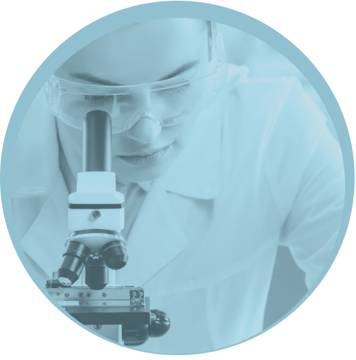 Immagine di una scienziata che utilizza un microscopio, rappresentativa dell'area specialistica "Pharma and biotech" di Eurofins Genoma, dedicata allo sviluppo di soluzioni avanzate per il settore farmaceutico e biotecnologico attraverso analisi genetiche e diagnostica molecolare.